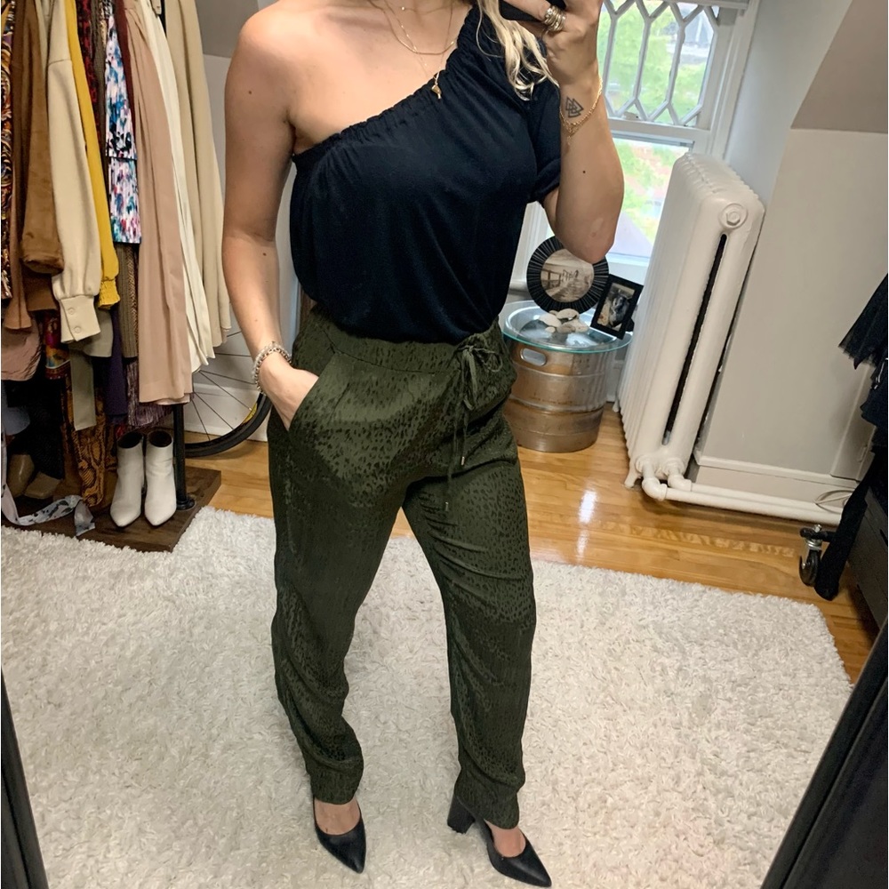 Patterned green pants with elastic waist